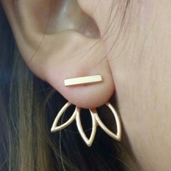 Jewelry - NWOT Gold Lotus Flower Stud Earrings